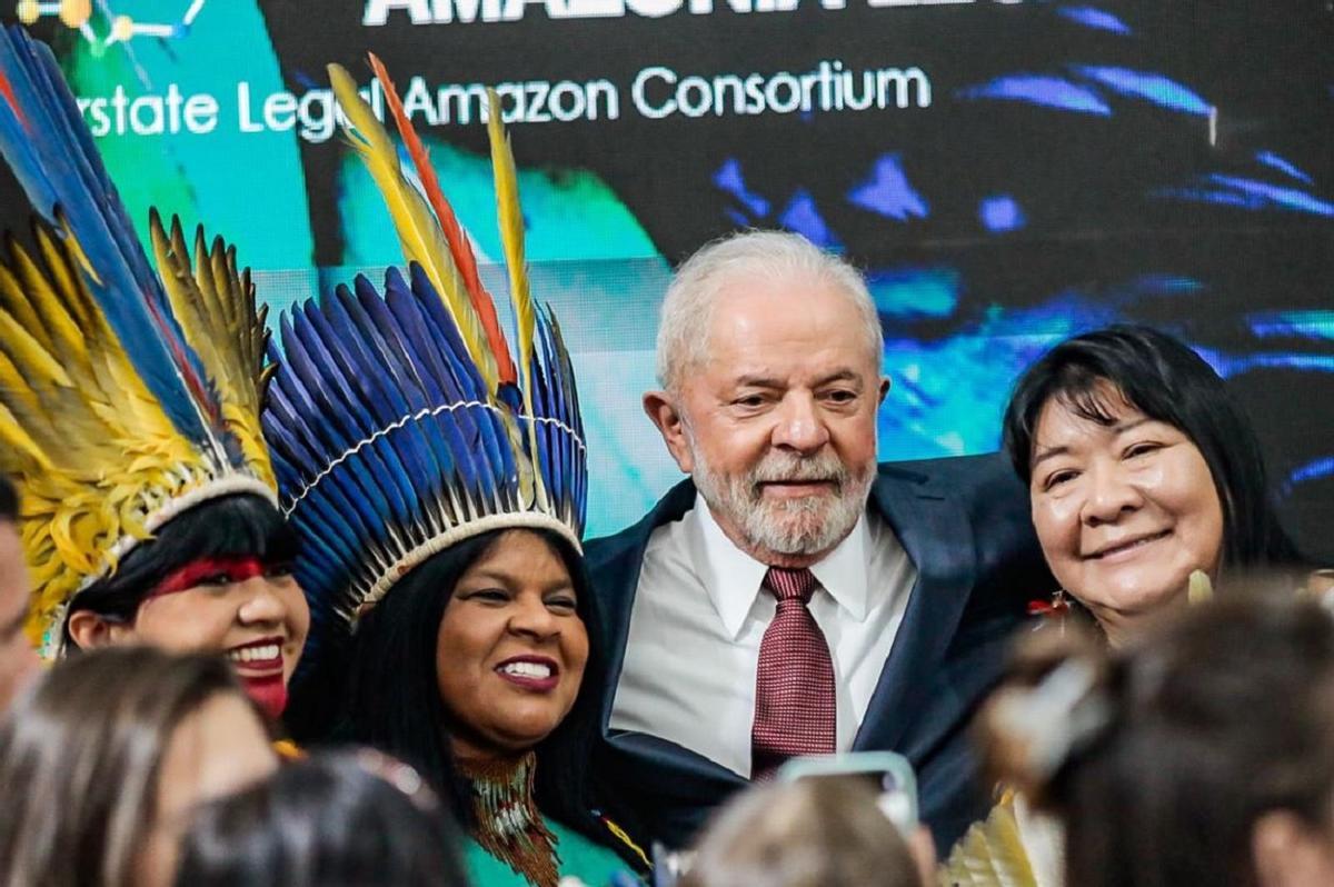 Lula da Silva, rodeado de líderes indígenas