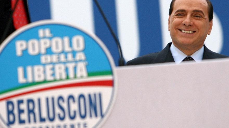 El candidato a primer ministro del conservador Pueblo de la Libertad (PDL), Silvio Berlusconi, sonríe hoy, 10 de abril de 2008, en un acto electoral, en Roma (Italia), con miras a las elecciones que se celebrarán el próximo dominingo y lunes.