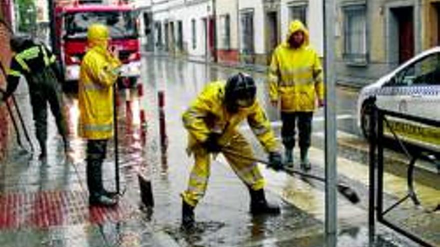 La suciedad de los imbornales provoca varias inundaciones