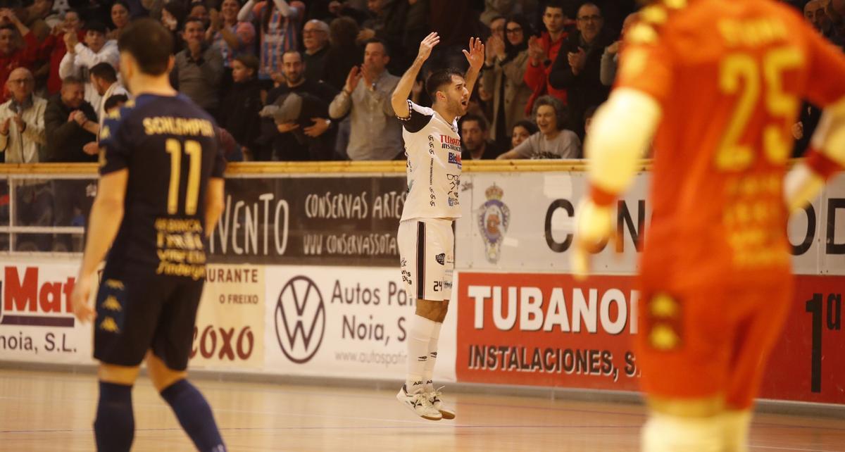 Ismael celebra un gol con el Noia.