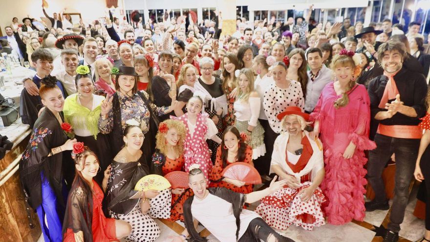 Las charangas de Antroxu de Gijón viven la Feria de Abril en su gran cena