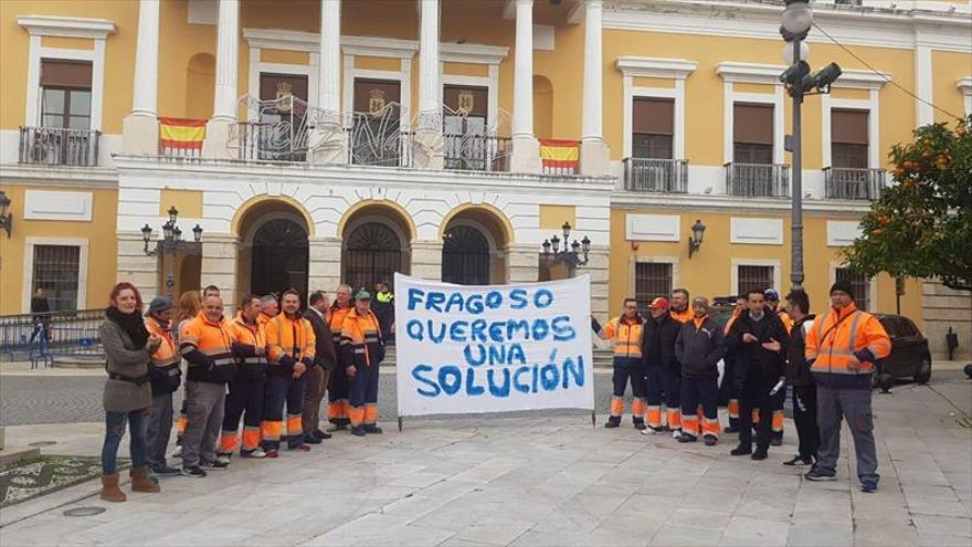 «Nuestro trabajo pende de un hilo y queremos que nos den una solución»