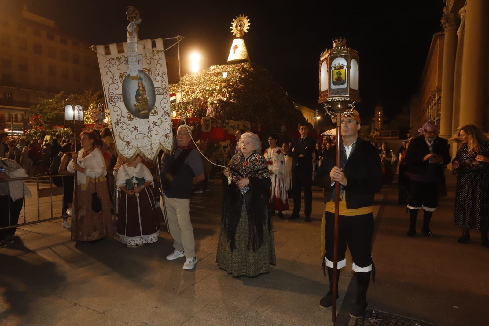 En imágenes | El Rosario de Cristal ya deslumbra por las calles de Zaragoza