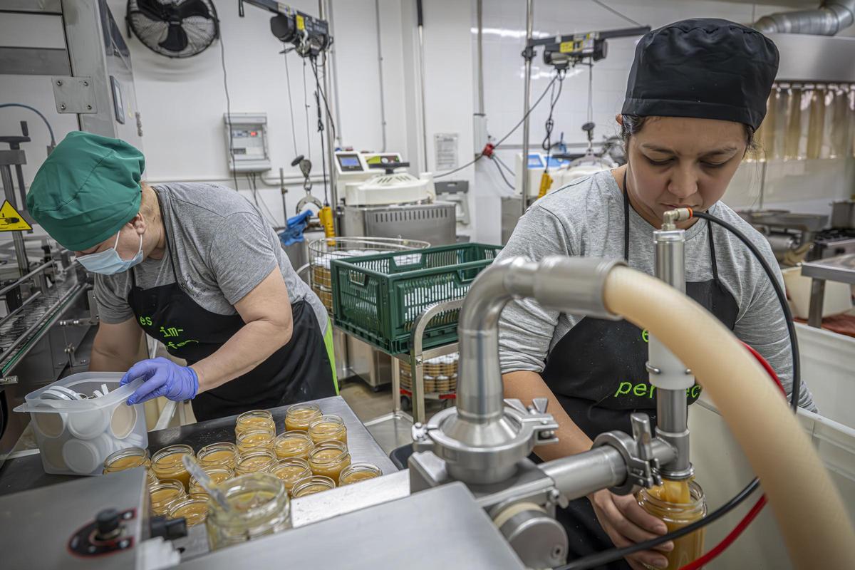 Dos trabajadoras en el obrador Es im-Perfect, que elabora cremas a partir de frutas y verduras que han sido descartadas para su venta directa.