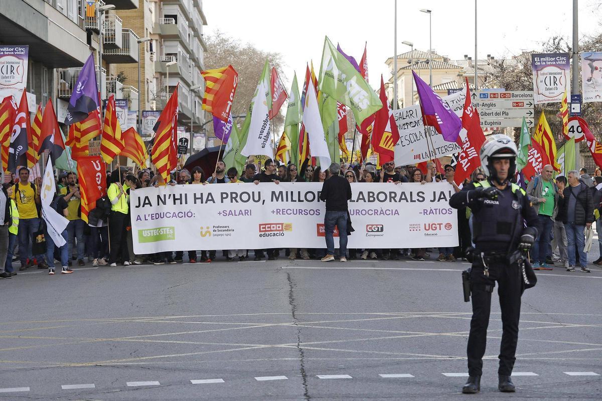 La manifestació dels professors gironins per reclamar millores laborals i salarials