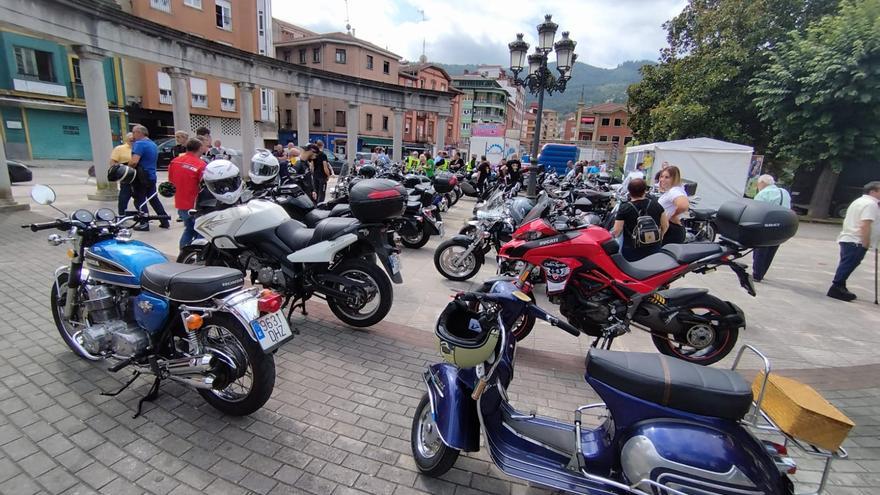 La primera exposición de motos de las fiestas de El Entrego reúne medio centenar de vehículos