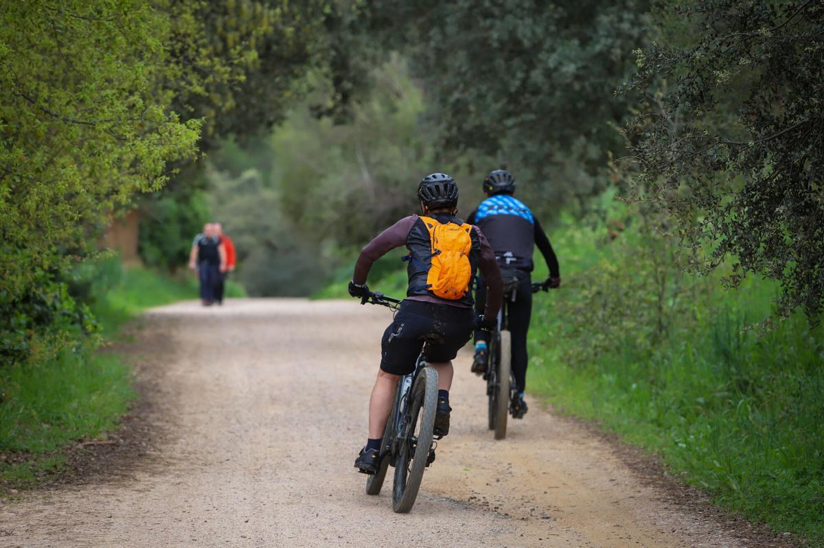 Dos ciclistas practican deporte en los Baños de Popea.