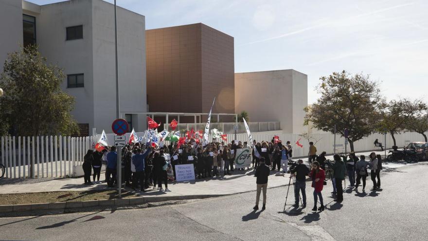 Protesta de los trabajadores de las residencias ante la de Can Raspalls. | VICENT MARÍ