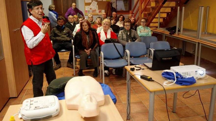 Público asistente ayer al taller de Cruz Roja en el centro social El Llano, junto a Ules.