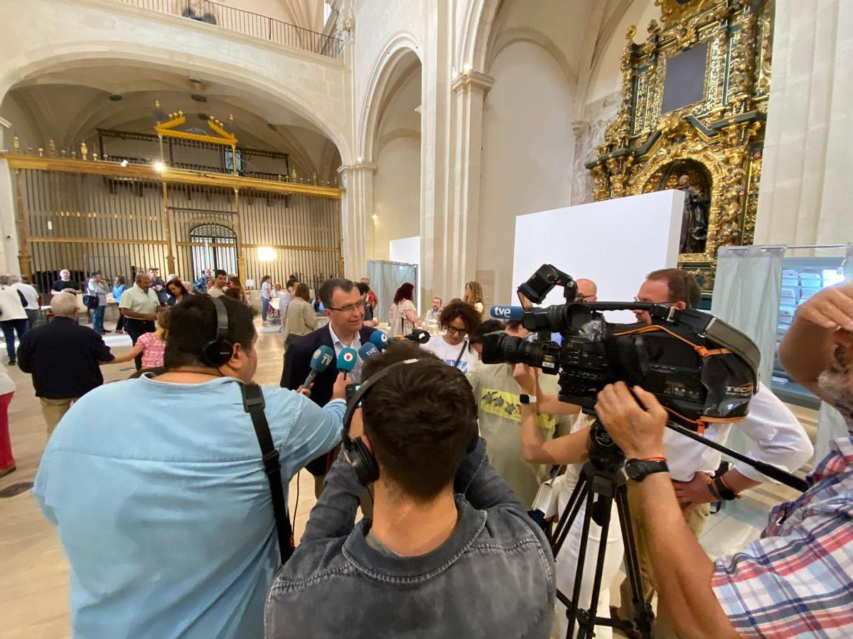 El candidato del PP en Murcia, José Ballesta, atiende a los medios desde la iglesia de San Esteban.