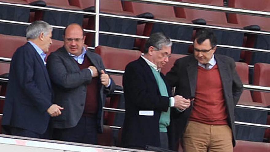 Pedro A. Sánchez (2º izq) y José Ballesta (dcha.) junto a Martínez Abarca, el domingo en el palco de NC.