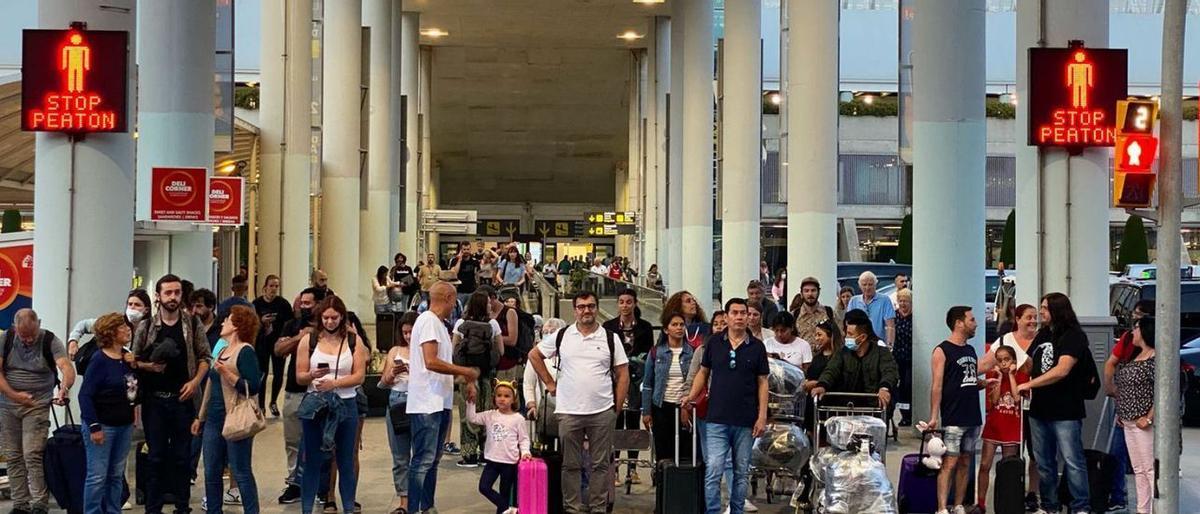 Condenan a un rent a car por cobrar por una hora de retraso.