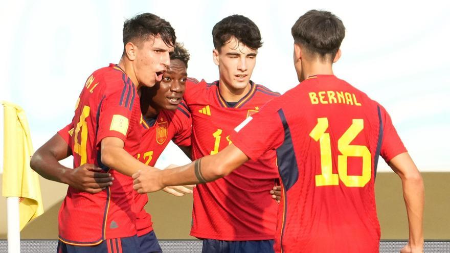 Los jugadores de la Sub-17 de España celebran uno de los goles
