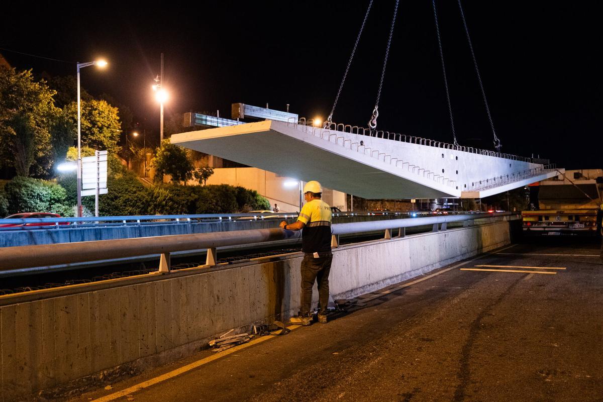 La Guardia Urbana cortará el tránsito en los dos sentidos cuatro noches por semana entre las salidas 5 y 6, mientras una enorme grúa instala 56 prelosas