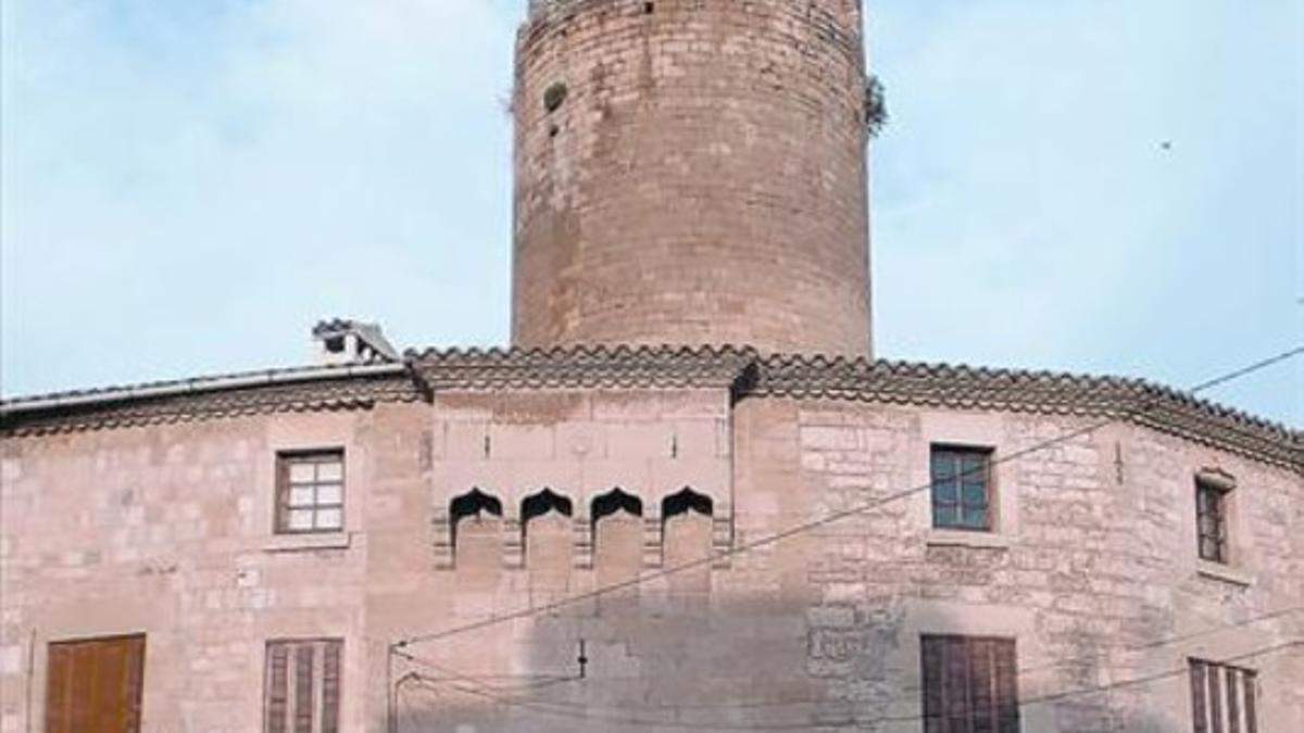Rehabilitado 8El castillo de Verdú, con su imponente torre.