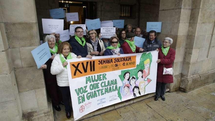 La concentración por las mujeres guatemaltecas de la Semana Solidaria de Llaranes, con la alcaldesa, Mariví Monteserín, en la plaza de España.