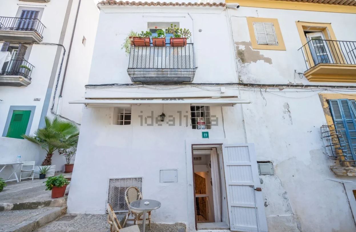 A la venta un edificio con dos apartamentos y negocio en Ibiza por 625.000 euros