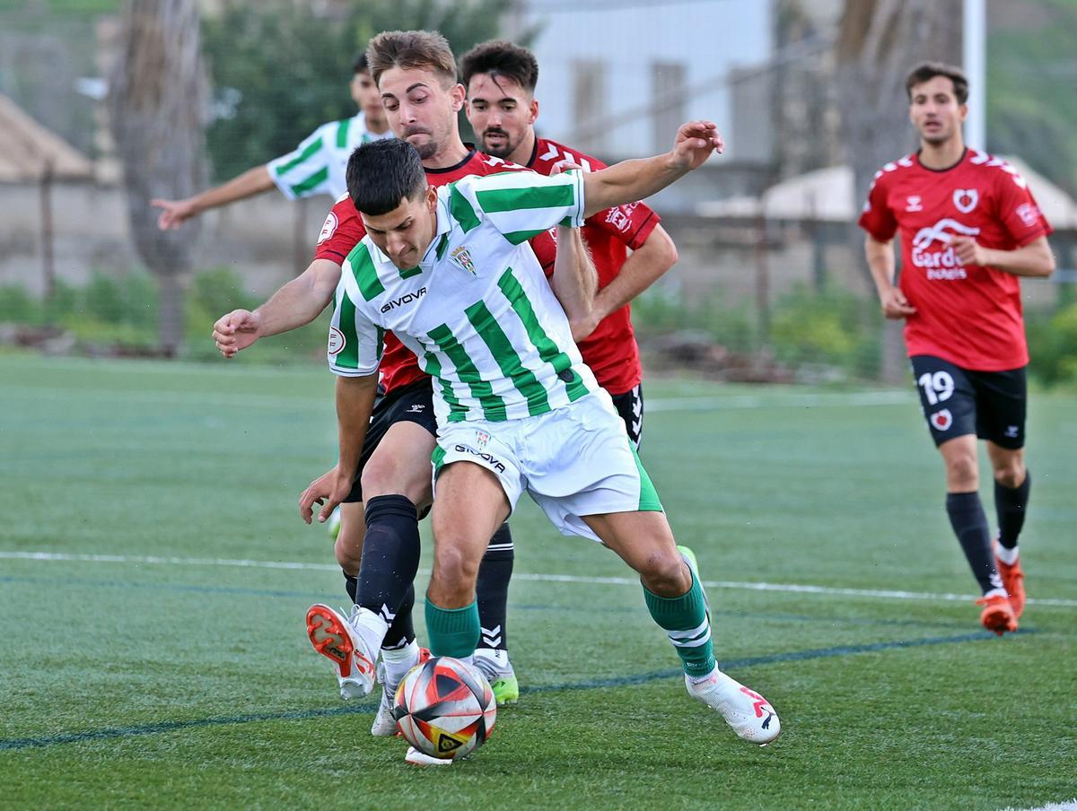 Lance del encuentro entre el Córdoba CF B y el Cartaya en la Ciudad Deportiva.