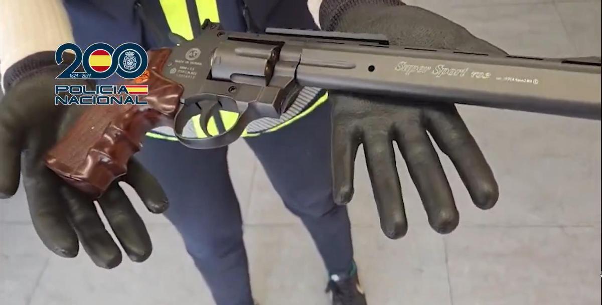 La Policía Nacional detiene a dos expertos en artes marciales mixtas MMA por su vinculación con el terrorismo yihadista.