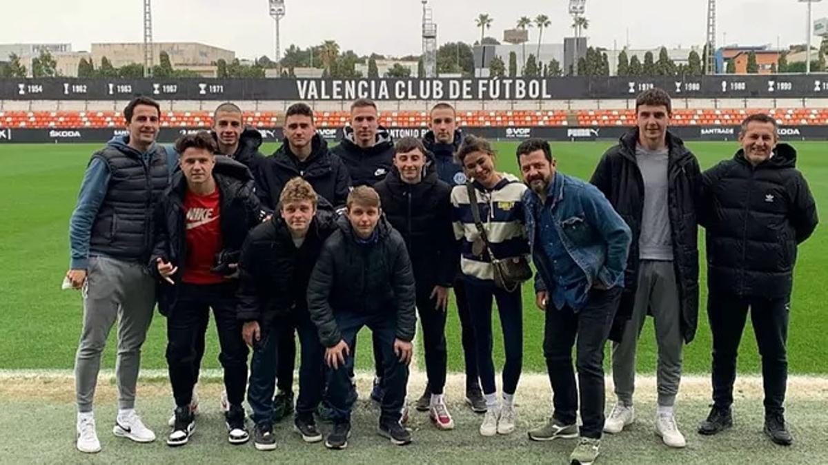 Jorge López con algunos de los 22 jóvenes ucranianos
