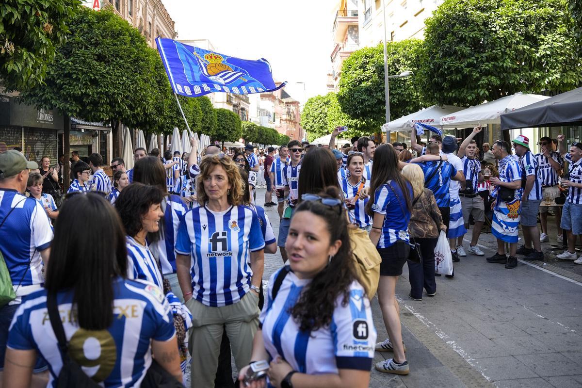 Las imágenes de los aficionados de Atlético de Madrid y Real Sociedad en Sevilla Las imágenes de los aficionados de Atlético de Madrid y Real Sociedad en Sevilla