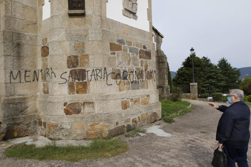 “Pademia mentira” y “farsa sanitaria” son algunas de las frases que pueden leerse en las paredes. // Alba Villar