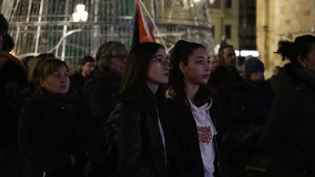 Mujeres durante la concentración en la Plaza Mayor de Zamora el 25N.