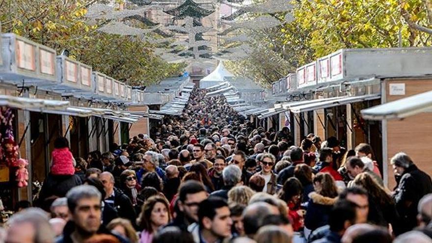 La Feria de Navidad se llenó ayer de miles de visitantes que disfrutaron de sus turrones y de sus numerosas actividades.