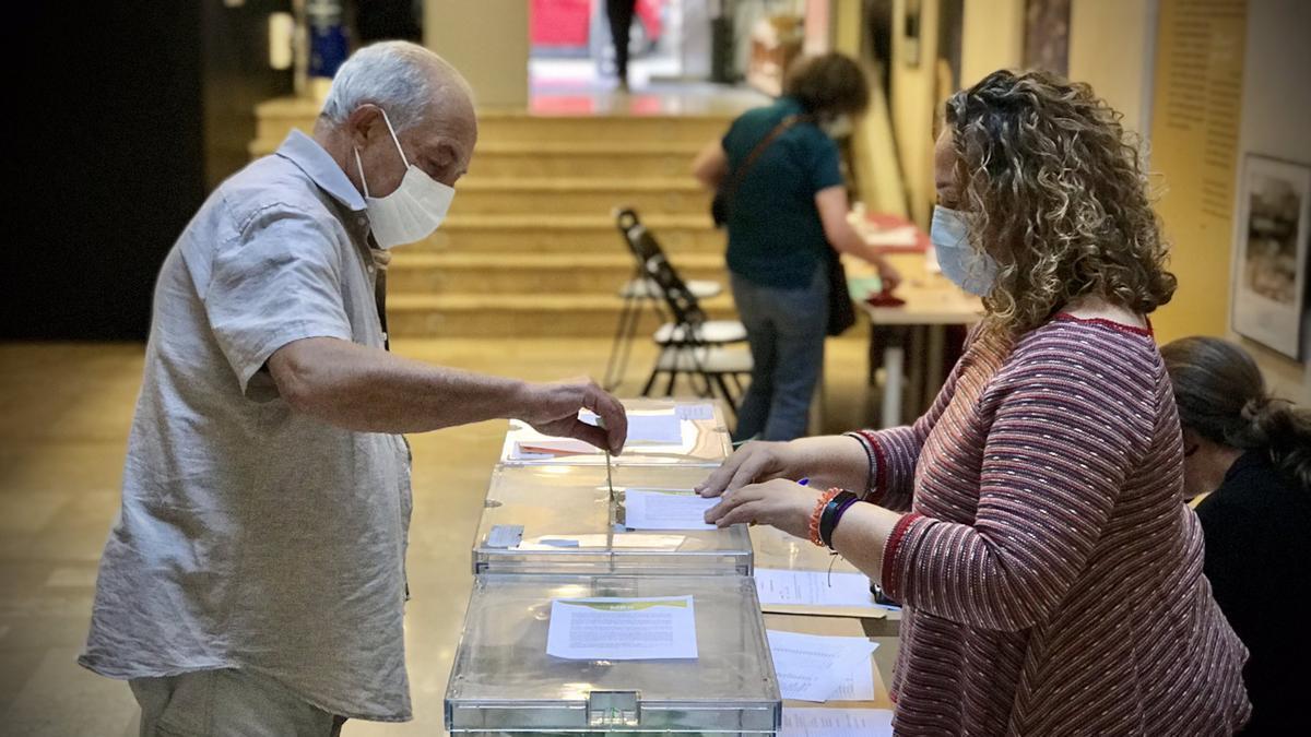 Las votaciones de las primarias de Més se realizan este domingo.