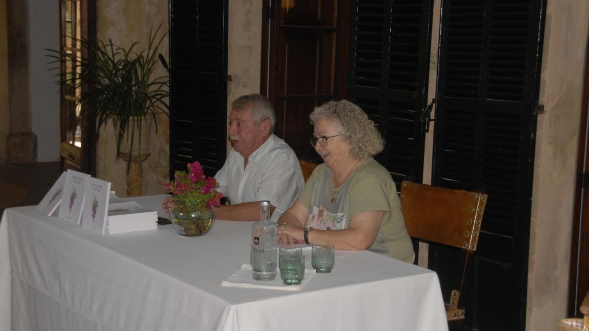 El alcalde Andreu Isern y la autora Antònia Ordinas, durante la presentación del libro.