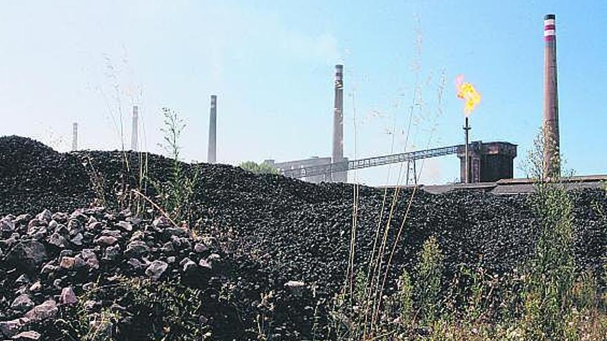 Carbón de coque apilado frente a las instalaciones de Baterías de Avilés.