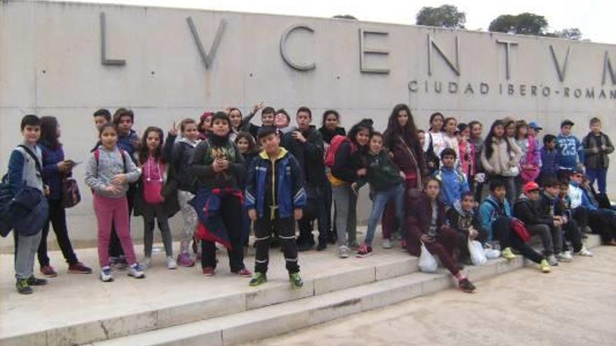 Escolars de Dénia visiten Alacant per a veure les ruïnes de Lucentum