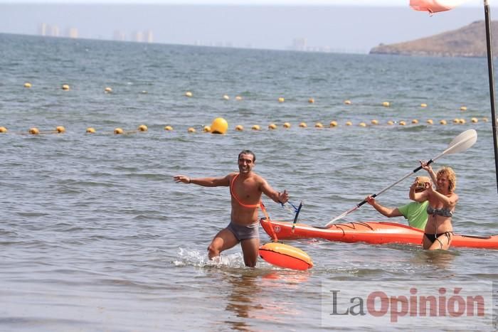 Un hombre cruza a nado el Mar Menor