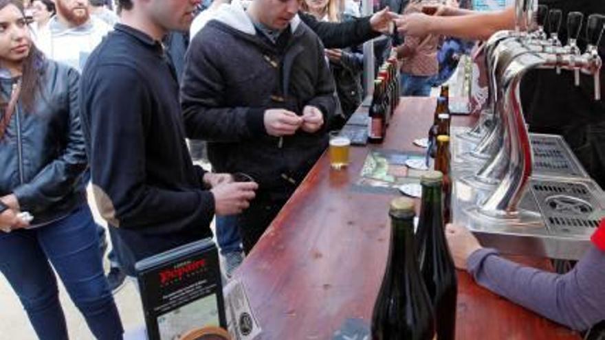 Cervesa artesana a la plaça Independència de Girona