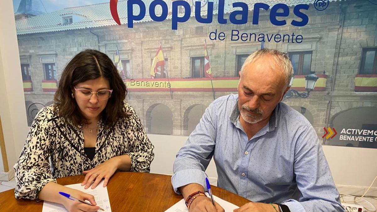 Beatriz Asensio y Eugenio Blanco firmando el acuerdo esta tarde en la sede del PP.