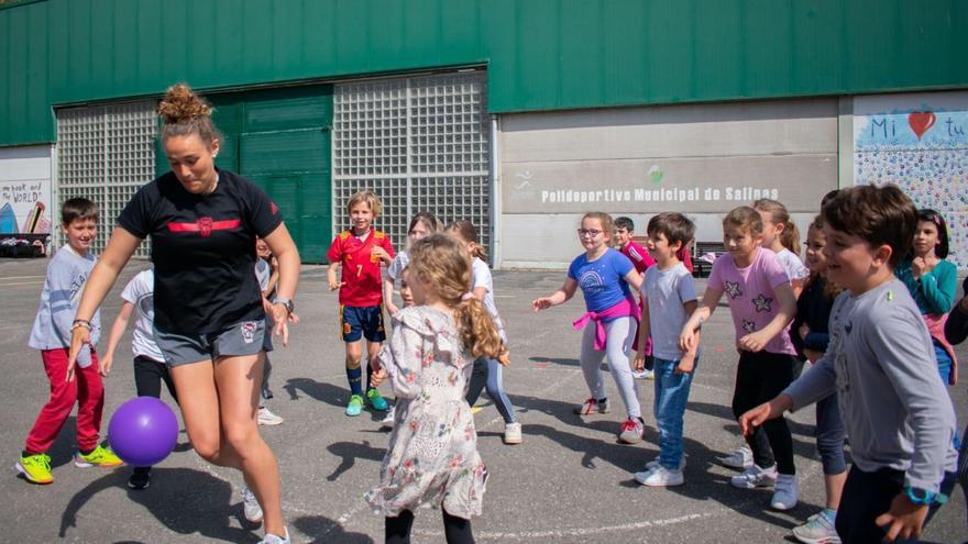 El colegio de Salinas promociona la práctica del fútbol femenino