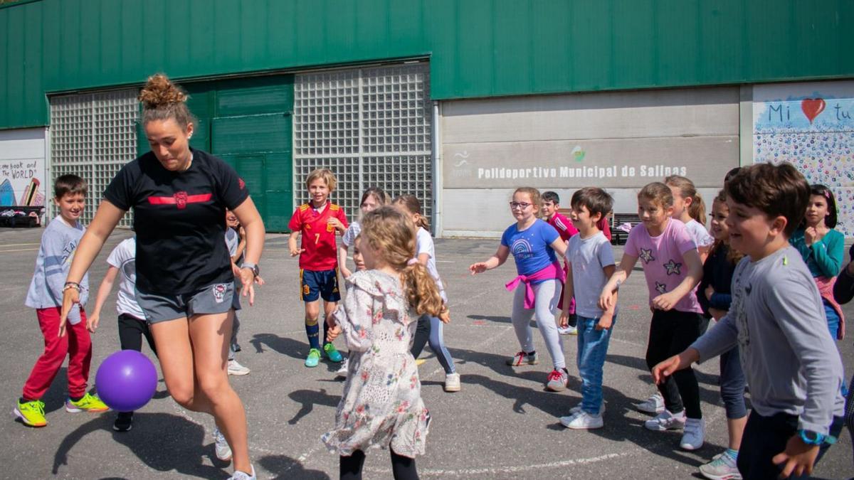 El colegio de Salinas promociona la práctica del fútbol femenino  | MARÍA FUENTES