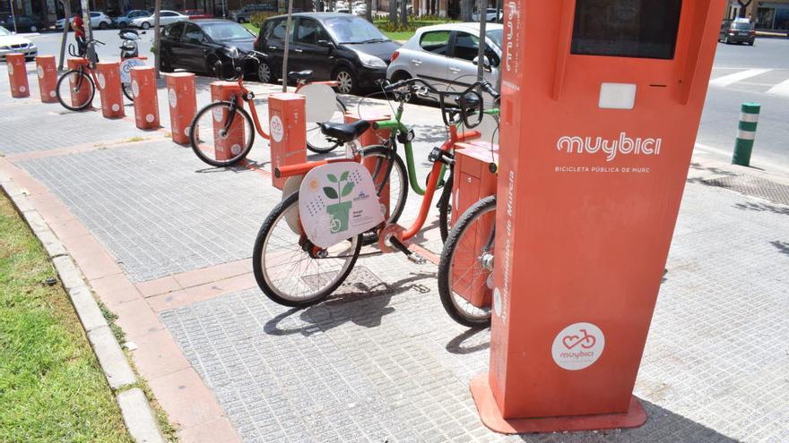 Bancada de MuyBici para el alquiler de bicicletas en el casco urbano de Murcia.