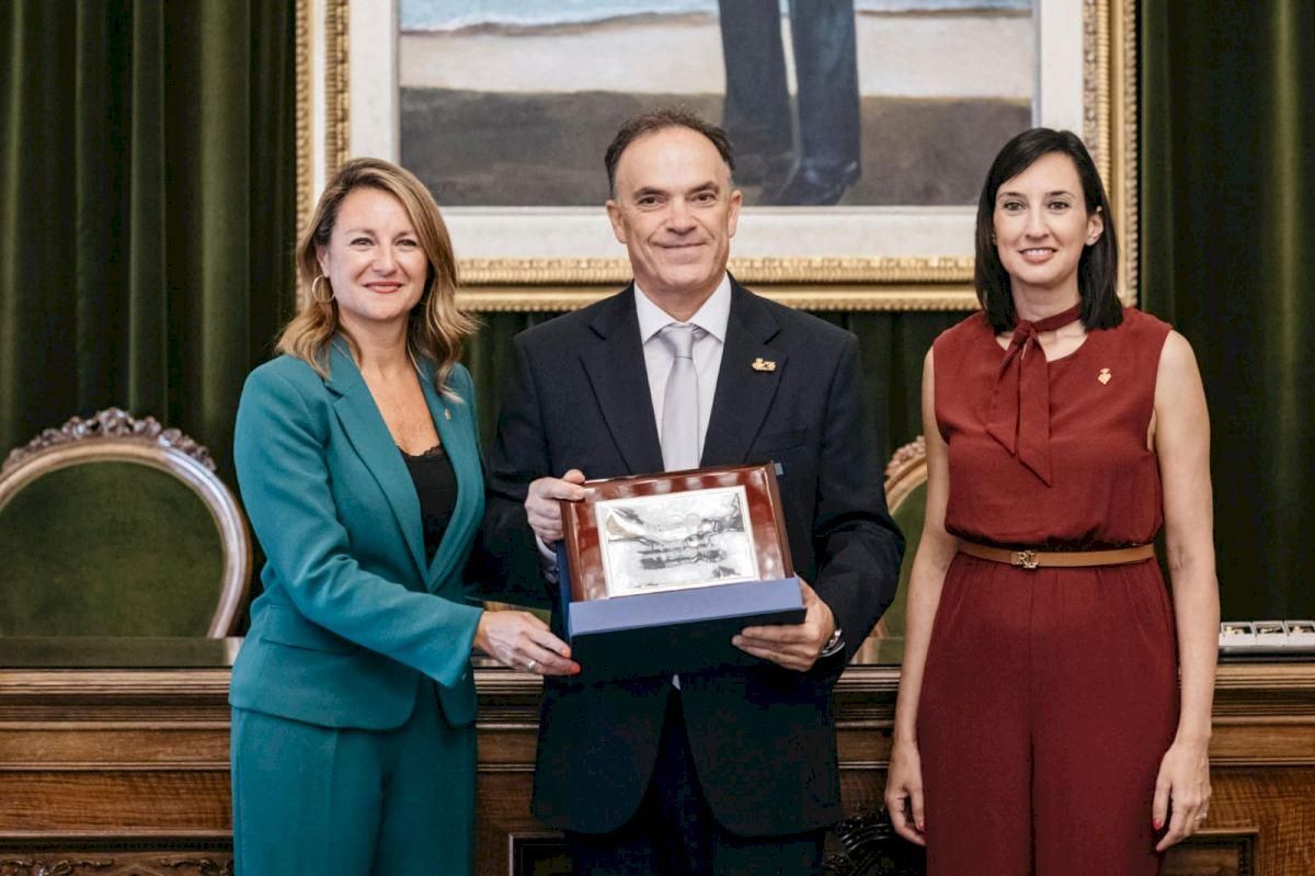 La alcaldesa, con el el director de la Banda Municipal, José Vicente Ramón.