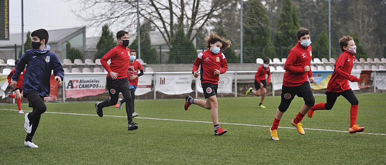 La Escola Estrada de Fútbol 
Base realizó ayer sus últimos 
entrenamientos.  | // BERNABÉ/JAVIER LALÍN