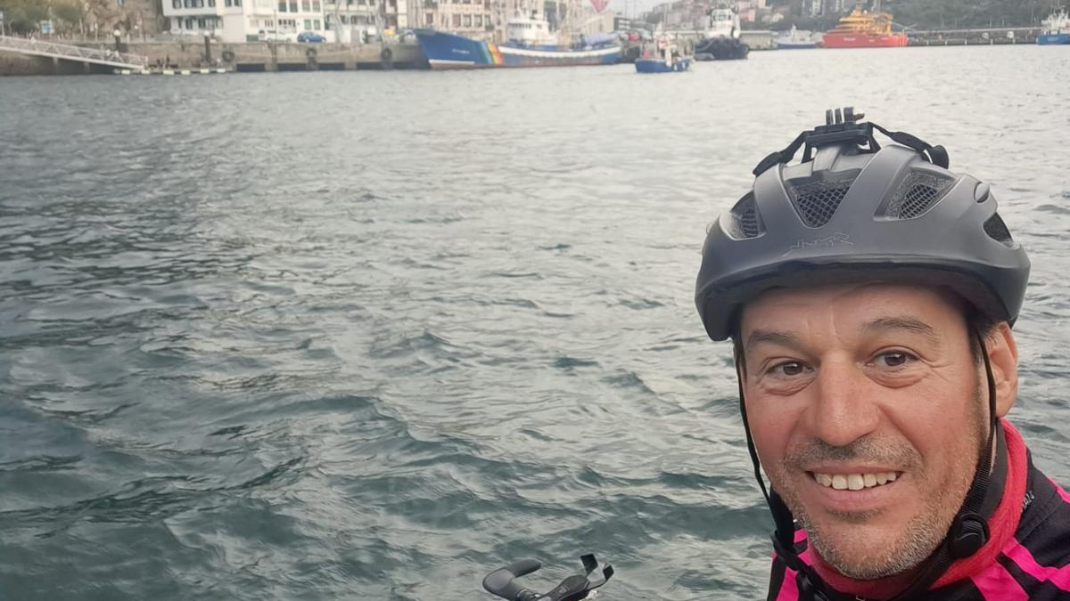 Pichi cruzando con su bici en barco en la localidad vasca de Pasajes.