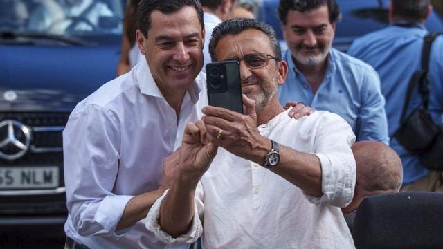 Juanma Moreno es fa una foto amb un seguidor, ahir a Còrdova. | FRANCISCO J. OLMO / EUROPA PRESS