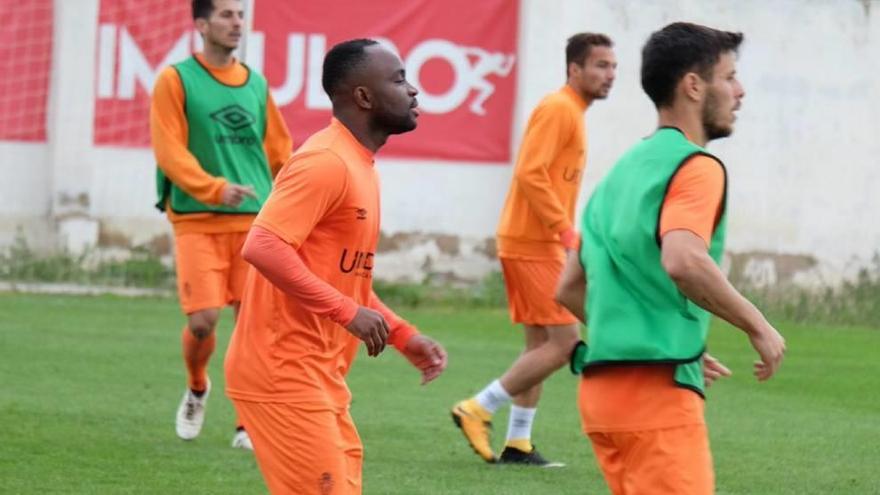 El extremo Cedric durante el entrenamiento de ayer en Cobatillas.