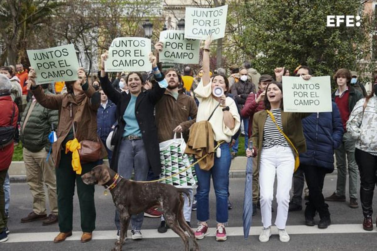 Manifestación por la defensa del campo español este domingo en Madrid. Los convocantes de la manifestación en defensa del mundo rural que tiene lugar este domingo en Madrid, a la que asisten más de 100.000 personas, según la Delegación del Gobierno -400.000, según los organizadores- han dicho basta al Ejecutivo y han pedido ayudas urgentes al sector para asegurar su viabilidad. Las Cooperativas Agro-alimentarias, las organizaciones agrarias Asaja, COAG y UPA, la Federación Española de Caza, los criadores de toros de lidia y los regantes, además de la coalición que varias de ellas forman en la Alianza Rural, se han unido hoy para reivindicar la importancia del sector en el panorama económico y social de España y reivindicar futuro para el campo. EFE/Luca Piergiovanni