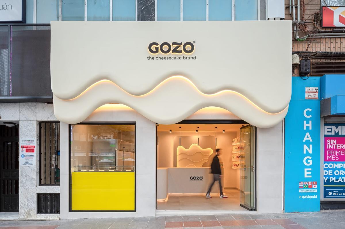 Su primer local  se encuentra en pleno centro de Alicante, en la Avenida Alfonso El Sabio.