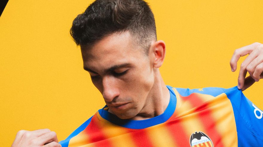 El Valencia CF estrena la Senyera en el amistoso ante el Olympique de Marsella