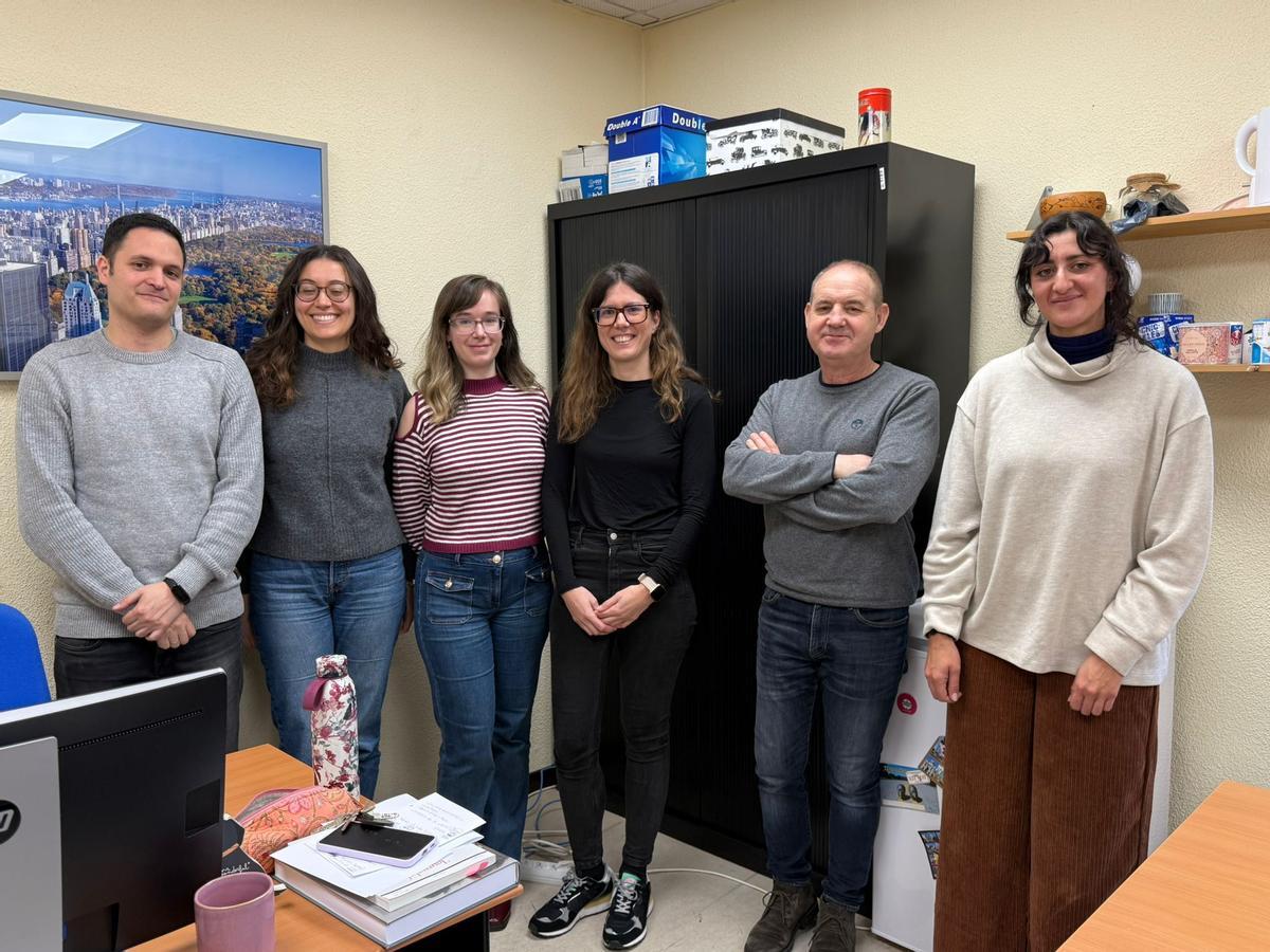 Equipo de investigación: de izquierda a derecha, Ángel García Pérez, profesor permanente laboral; Layla Alemán Moussa, contratada predoctoral; Clara Iza Fernández, contratada predoctoral; Alba Gonzalez de la Roz, profesora permanente laboral; Roberto Secades Villa, catedrático; y Carolina Tovar Velasco, contratada predoctoral FPU, todos ellos miembros del Grupo de Conductas Adictivas de la Universidad de Oviedo.