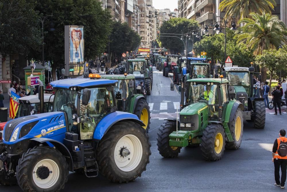 FOTOS: La tractorada de los agricultores toma València