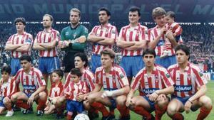 Milan Luhovy, primero por la izquierda en la fila superior, con un niño en brazos, durante la temporada 1990/1991 del Sporting, la última que jugó en Europa.