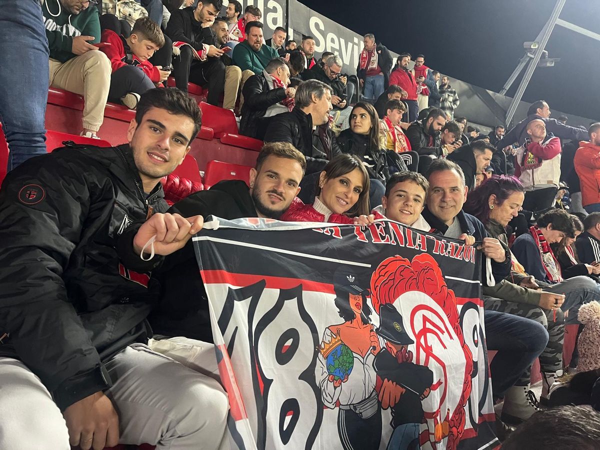 Marta González junto a sus familiares en un partido del Sevilla